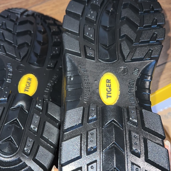 Tiger safety women’s black work boots. US 9. - Picture 9 of 13